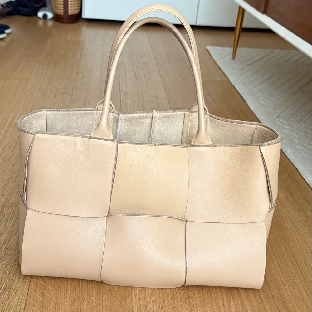 Bottega Medium Arco Tote in Almond